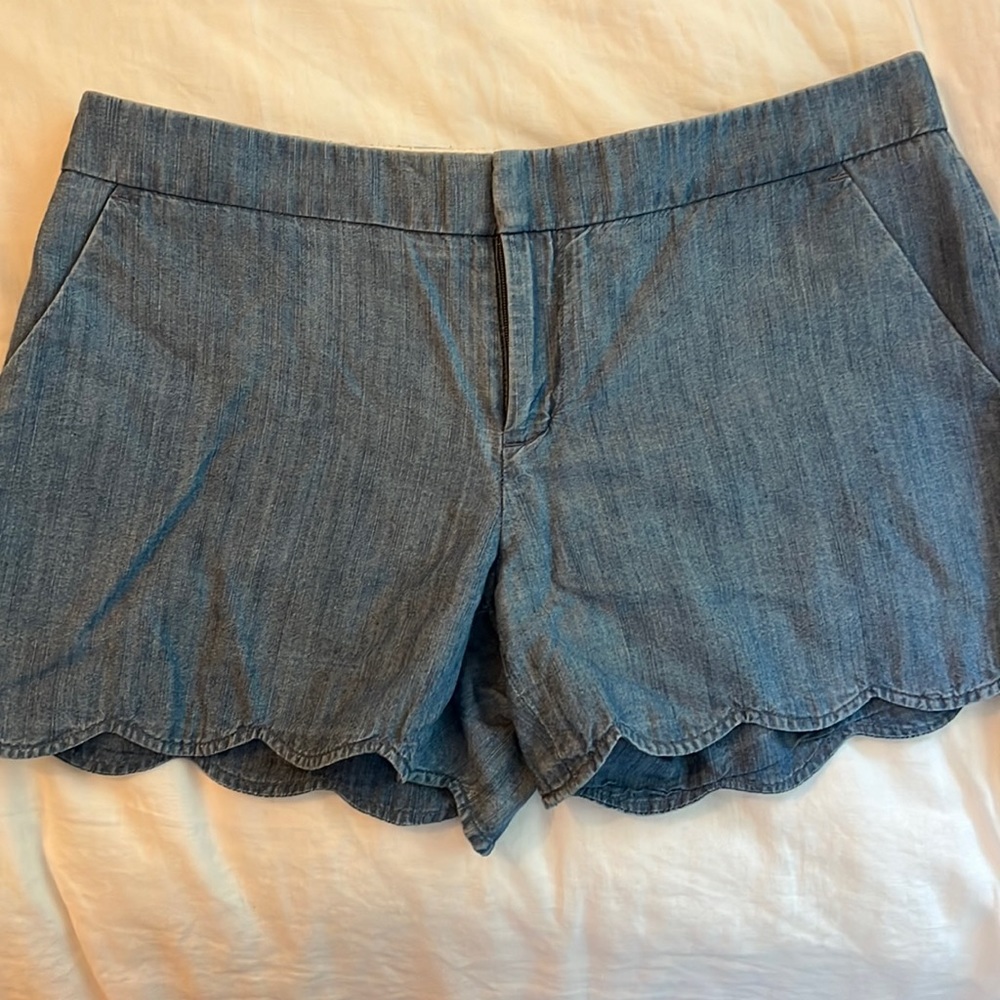Scallop hem denim shorts